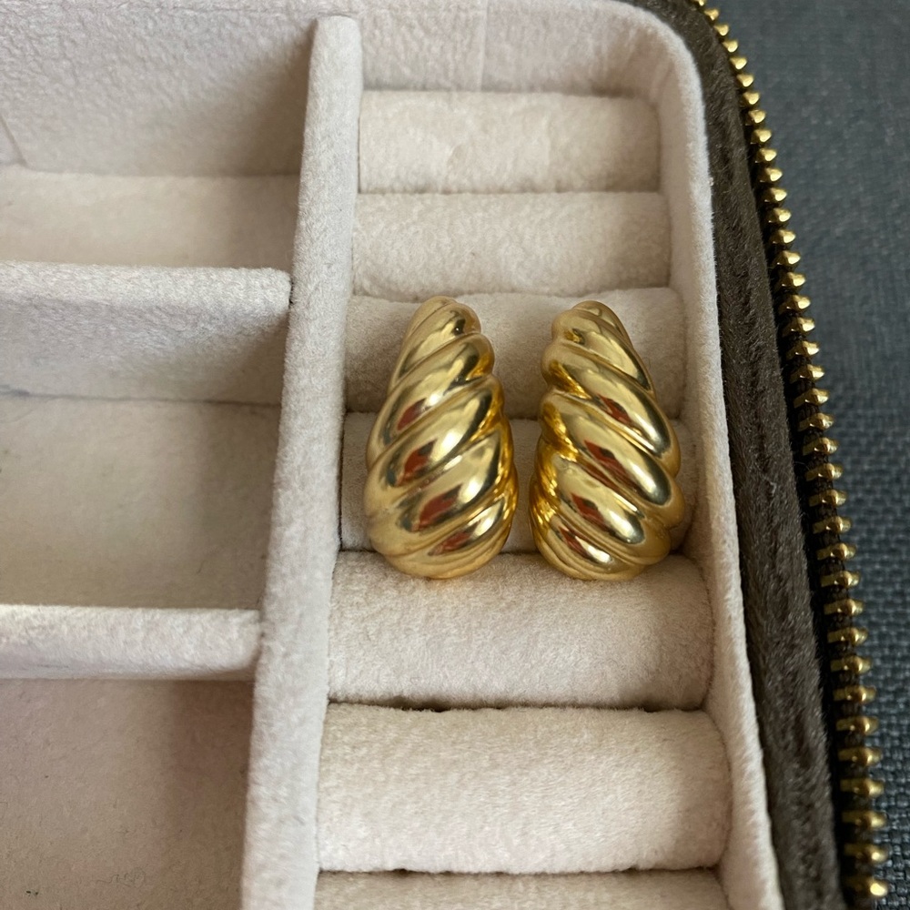 Madewell Puffed droplet stud earring